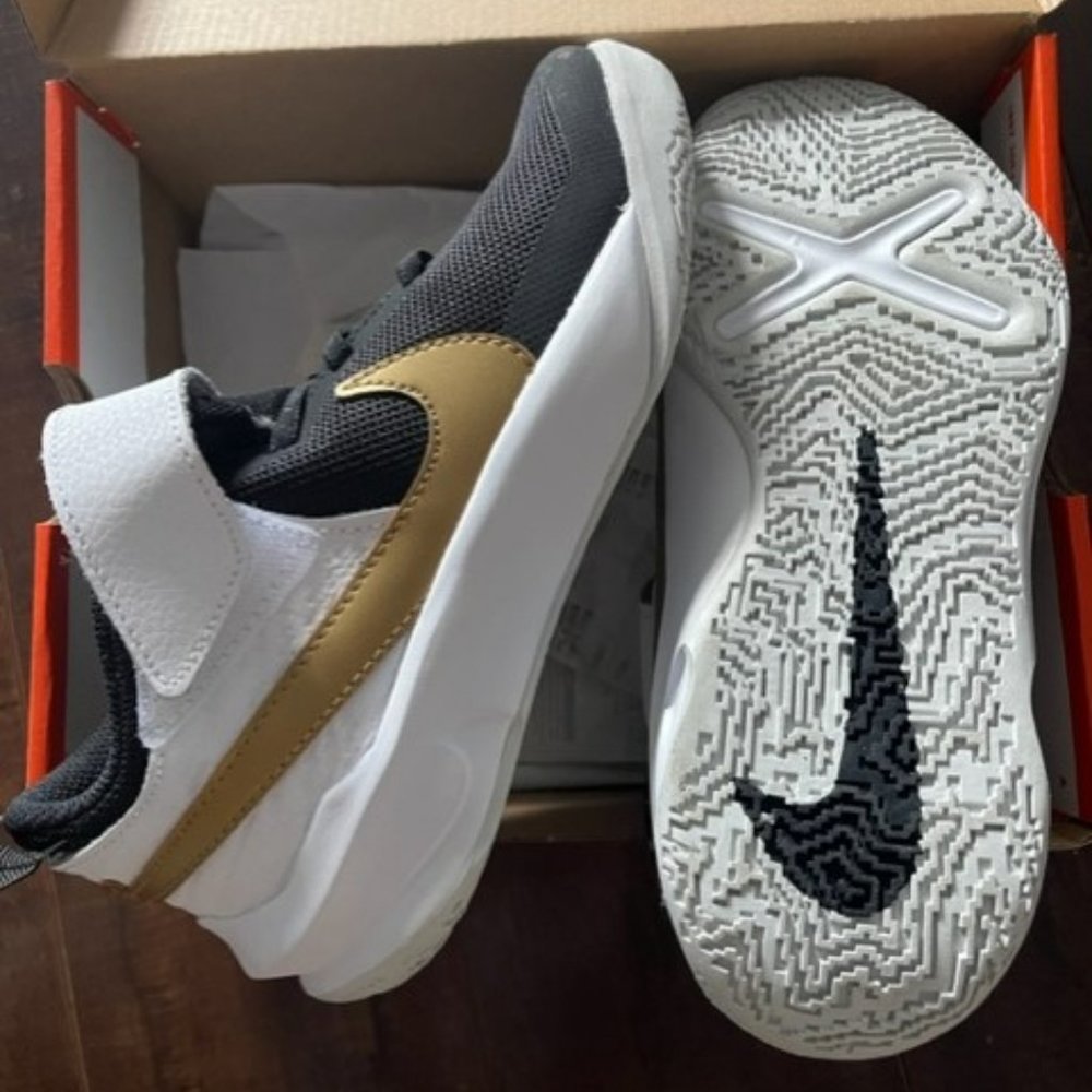 Nike Hustle - youth size 2, Nike Kids' Pre-School Team Hustle Basketball shoes